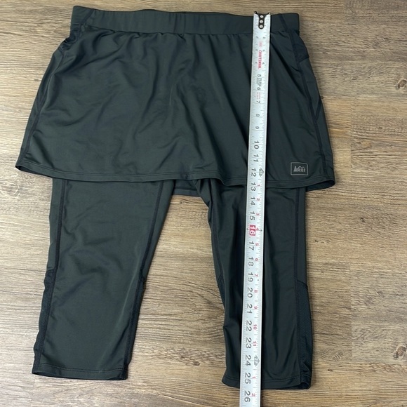 REI Women’s Black 2 in 1 Skirt Capri Leggings, size Medium - Picture 5 of 9